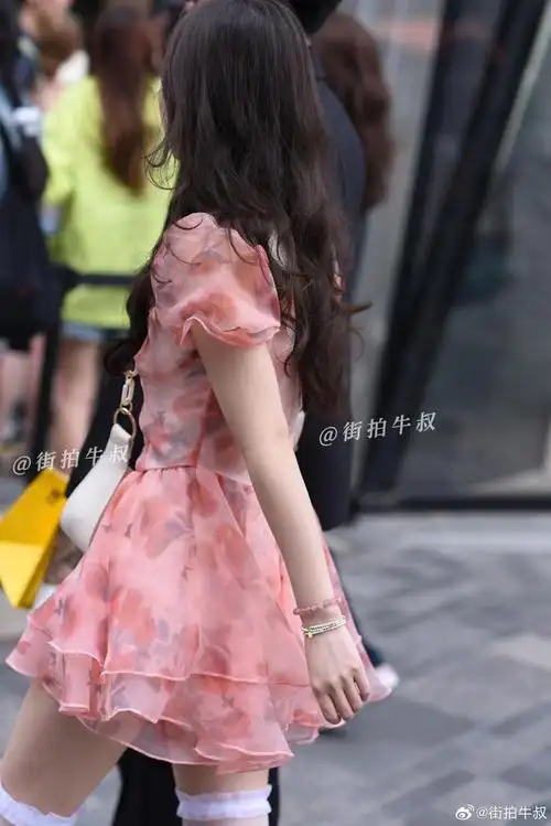 美女穿着复古浪漫的粉色连衣裙出街