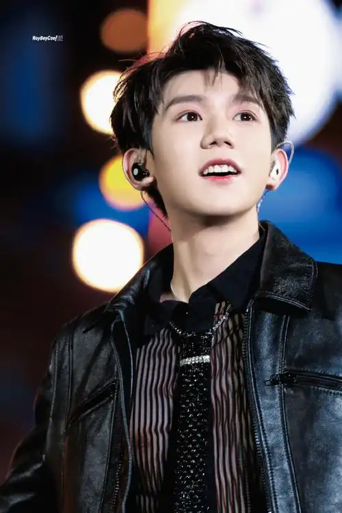 王源出席qq音乐巅峰盛典