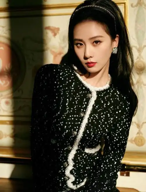 刘诗诗高颅顶造型真美!一身黑色亮片小香风造型,精致干练有气质