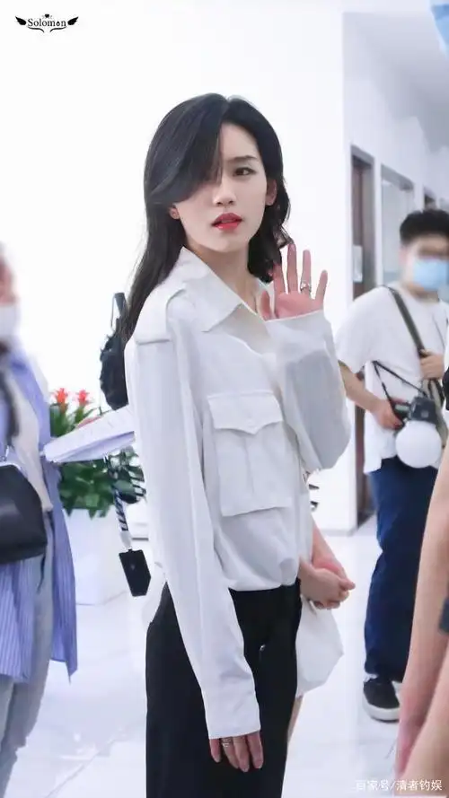 陆柯燃长发气质太绝了!人群中白得发光的她,气质冷艳,眉目如画