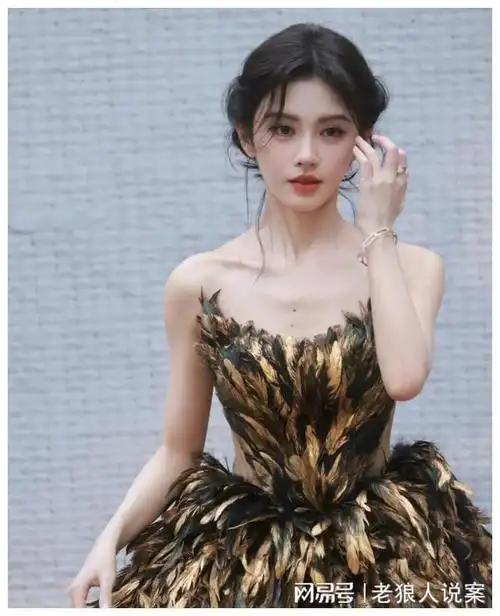 人们注意到,鞠婧祎的脸型似乎有了明显的变化,呈现出一个精致的"倒