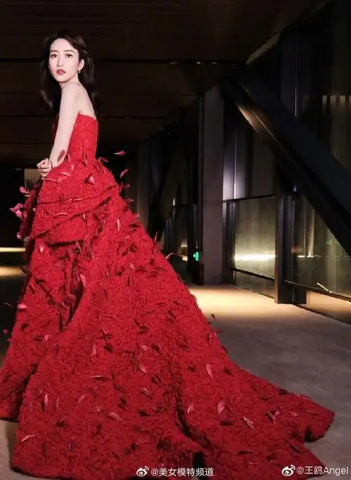 王鸥穿红色长裙露大长腿留披肩长发唇红齿白显温婉