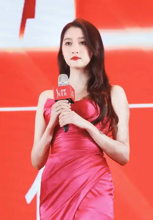 关晓彤玫红开叉长裙造型好美,慵懒卷发大气美艳,太迷人了_美人_飞吻