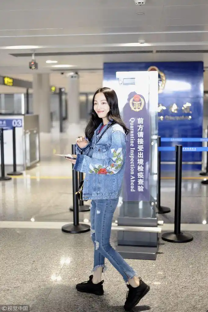 2018年3月26日,上海,张韶涵现身机场.