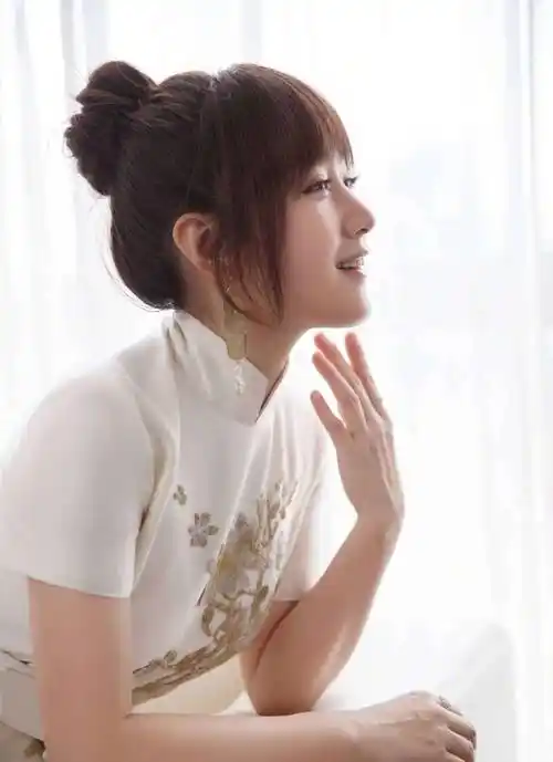 48岁杨钰莹真年轻,穿中国风白裙优雅减龄,剪齐刘海美得像28岁!