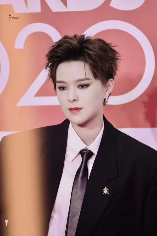 elle风尚大典##杨芸晴高开叉半裙