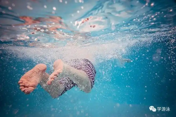 游泳初学者的必修课如何漂浮