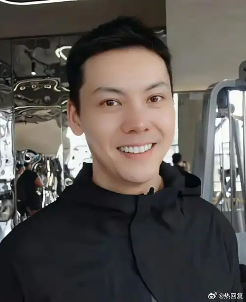 陈伟霆健身房素颜照