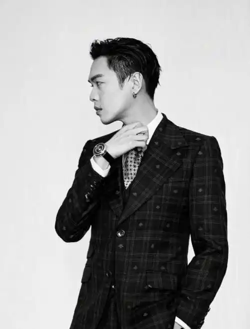 张若昀穿丝绒西装绅士感十足,满满的霸总气质,斯文不失风度_风格_黑色