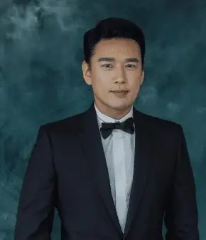 45岁靠演"霸道总裁"再度翻红,他果然是老男人堆里的泥石流啊