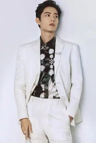 180cm王一博和183cm肖战,同穿白色西装,"高冷王子"遇到对手了