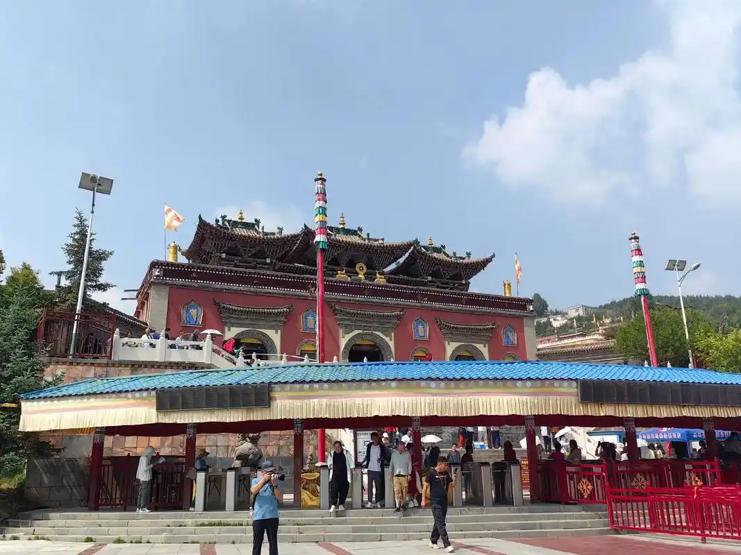 塔尔寺又名塔儿寺,创建于明洪武十二年,得名于大金瓦寺内为纪念 - 抖