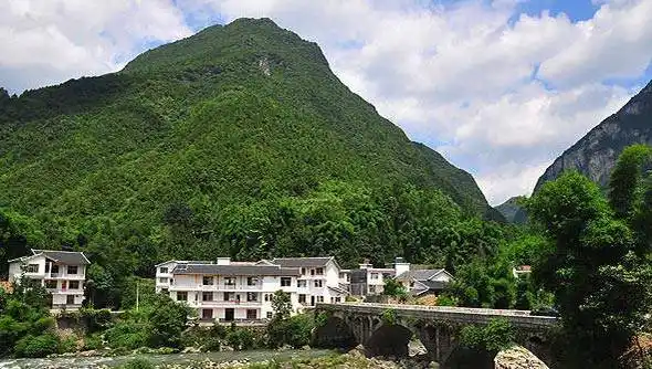 恩施市白杨坪镇依托特色民居工程打造美丽新家园