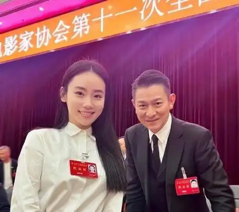 刘德华升官后首现身穿红衣端着玻璃杯坐在c位却显得拘谨