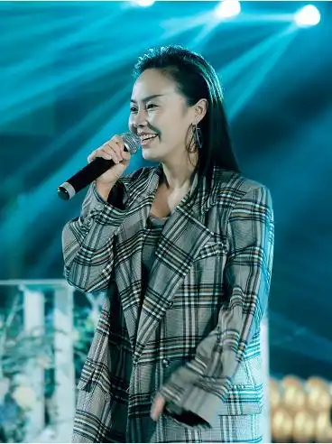 郑美丽的嗓音有一点低沉沙哑,让人听起来有一种烟嗓的感觉,而这样的