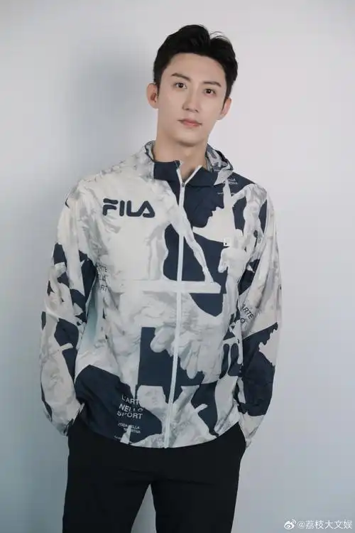 黄景瑜现身南京德基广场##黄景瑜蓝白运动风穿搭##黄景瑜南京