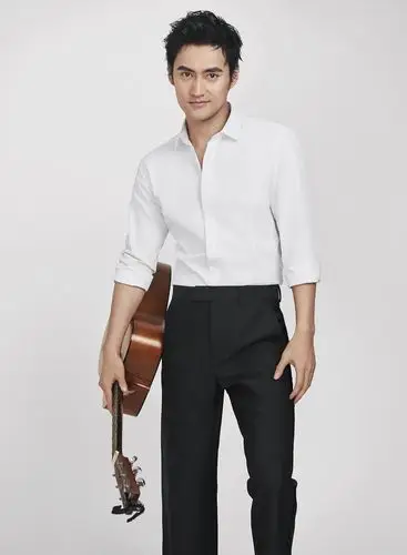 袁弘秋日写真曝光眼神深邃演绎阳光成熟魅力