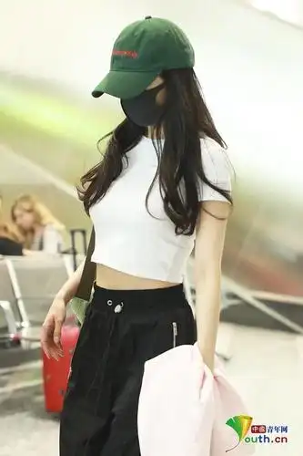 好腰!杨幂穿露脐装秀纤腰 难挡少女气息