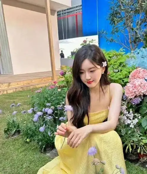 赵露思淡黄色长裙公主头被赞奶黄包皮肤白皙晶莹剔透像18岁