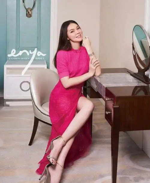 富士康老板娘参加舒淇结婚周年仪式,还稳居c位,红色凉鞋很抢镜