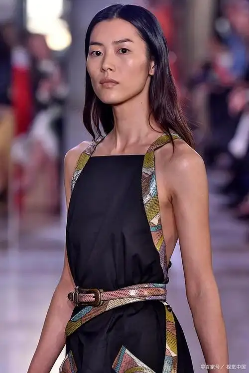 刘雯t台走秀气场全开惊艳全场