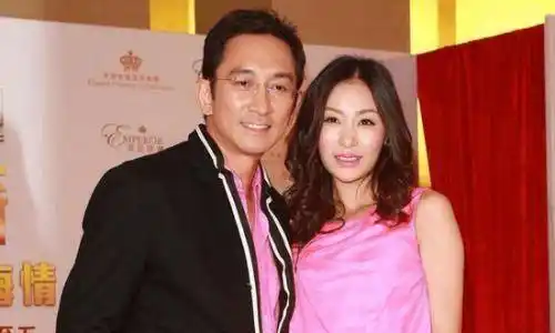 石洋子的家人也是如此,但她不顾家人的反对,毅然决然地嫁给了吴启华.