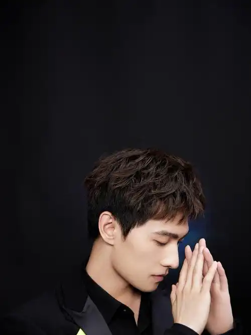 杨洋黑色西装星空大片释出 五官俊朗少年感十足