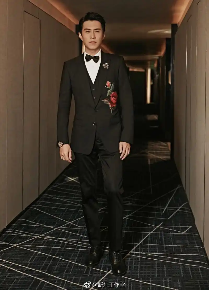 靳东1222生日快乐  你是凌远,一身白色战袍,救死扶伤,坚守底线.