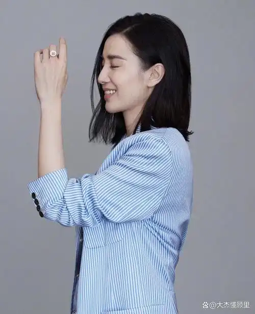 宋佳气质越来越惊艳了,穿蓝色格纹针织配皮质半身裙,优雅又高级