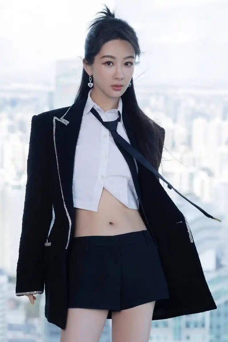 杨紫换了羊毛卷新发型洋气10倍,穿小黑裙拍写真,美得像换了个人_黑色