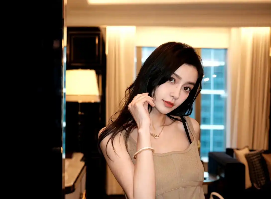 angelababy吊带背心牛仔裙,这个风格我爱看!