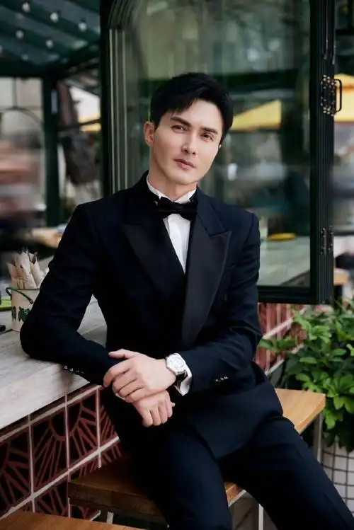 高伟光把西装长裤穿成七分裤##高伟光深色西装大片