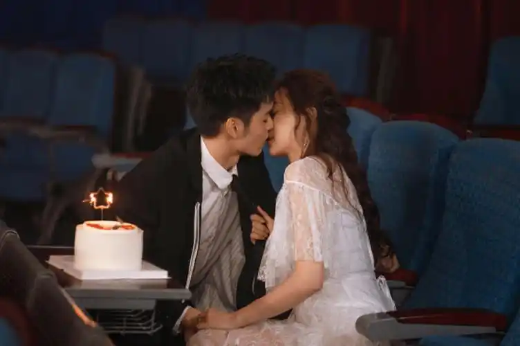 《为你逆光而来》靳悦良缘夫妇终于圆房 曹佑宁余玥大尺度戏看得人