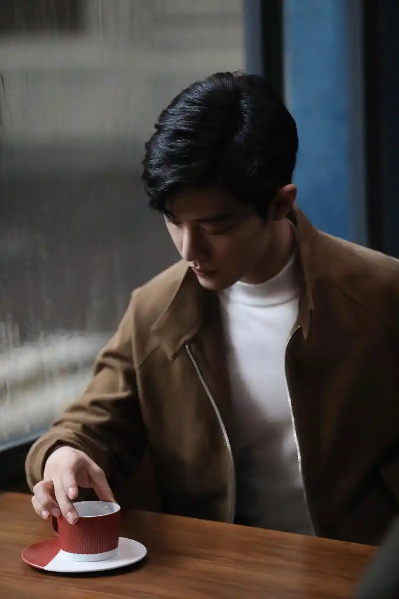 肖战图片:西服太帅了