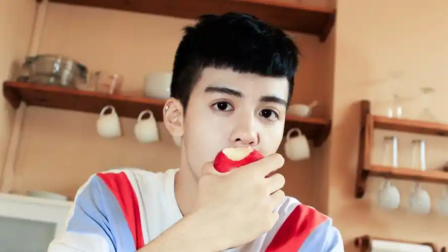 温暖少年曾舜晞时尚写真,高清图片,电脑桌面-壁纸族