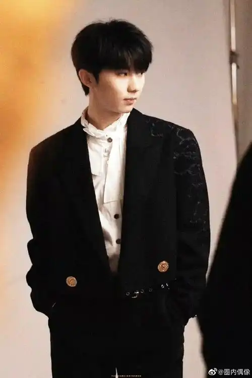 马嘉祺我们的歌白西装造型