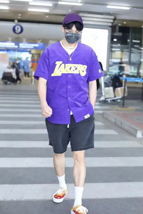 男星街拍权志龙结束看秀行程回国哈卷在新mv中起飞