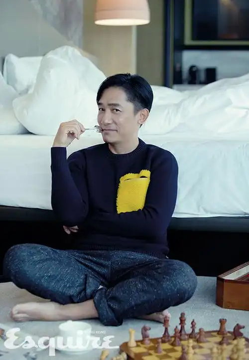 简介:梁朝伟休闲风居家帅气写真图片,分享一组梁朝伟图片给大家,图中