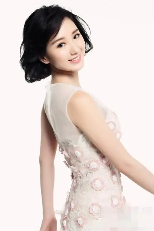 毛晓彤拍婚纱写真 可爱演绎萝莉新娘