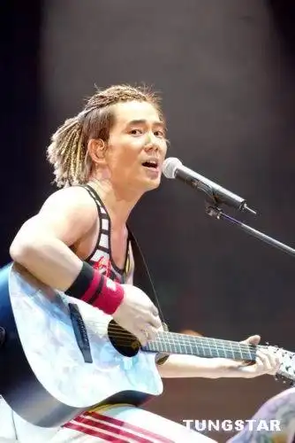 图文任贤齐香港演唱会开场辫子造型新鲜超酷17