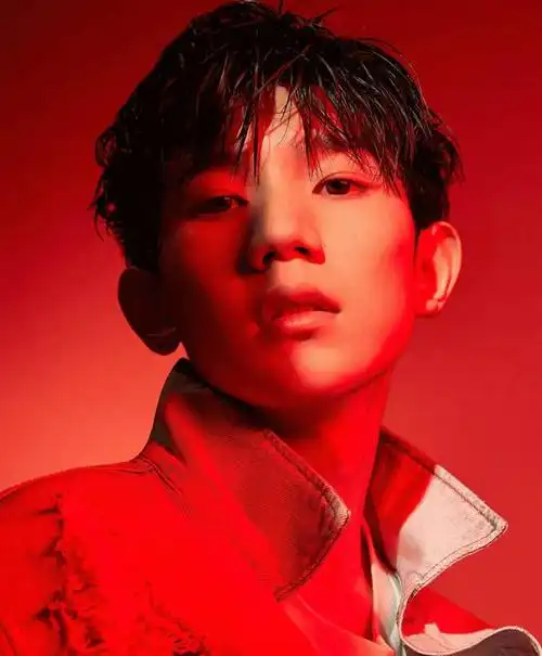 王源拍写真玩转红色调冷峻面容难掩火热内心