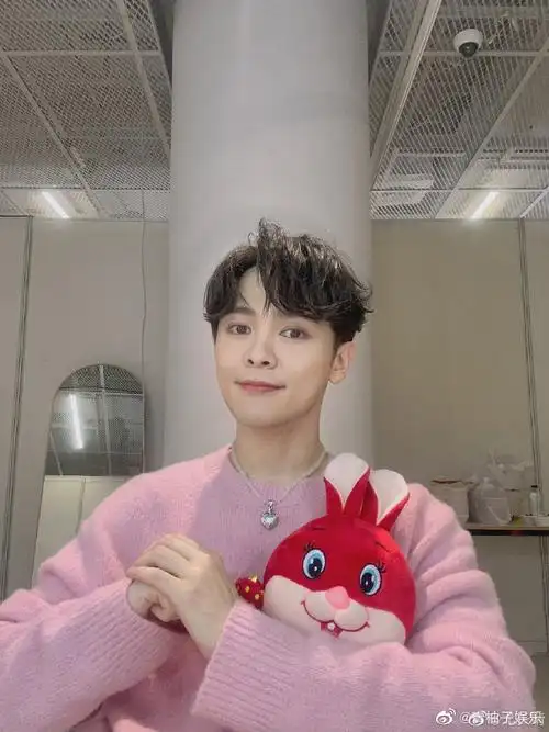 尤长靖黄明昊同框拥抱