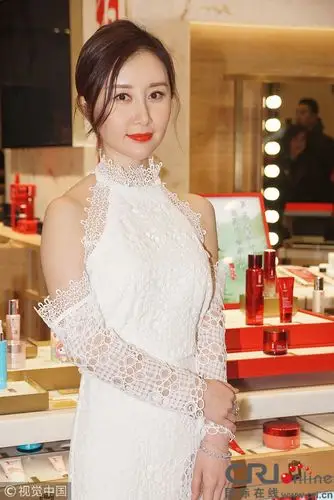 舒畅大秀香肩美背罕见性感示人秀红唇小女人