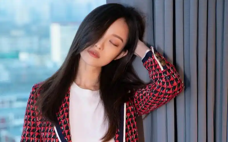 倪妮性感动人写真桌面壁纸 _ 图片网