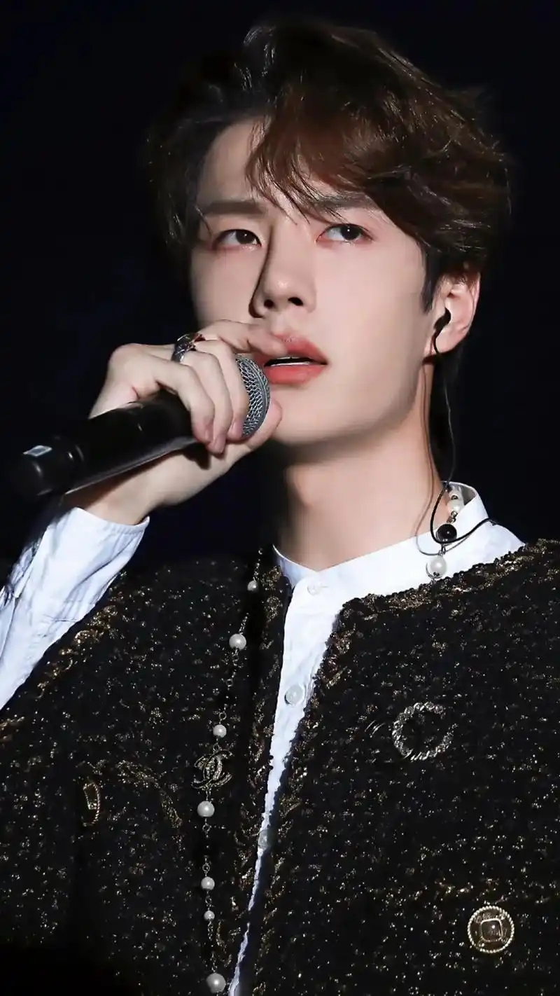 这清冷气质,绝美容颜,真的再也找不到第二个了#王一博#惊艳了 - 抖音