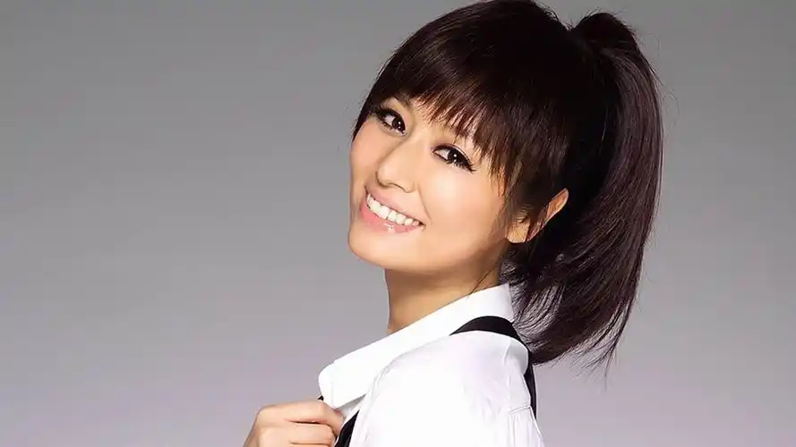 林心如可爱酒窝马尾辫清纯美照图片桌面壁纸高清大图预览1920x1080