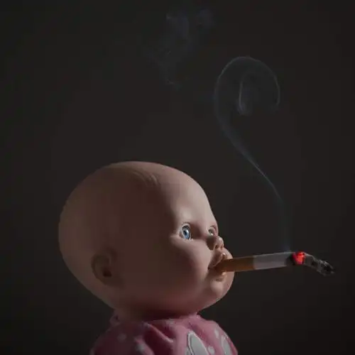 人,仅一个人,黑色背景,服装,火焰,烟雾,燃烧,注视,休闲装,肩膀,小孩