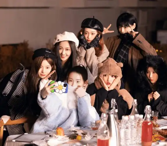 这张硬糖少女一周年合照,把7个人的未来都预示出来了_张艺凡_陈卓璇