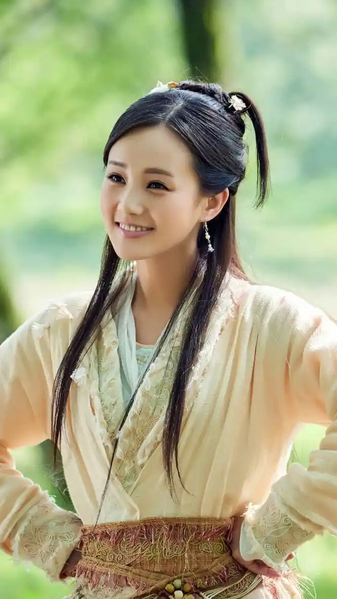 李一桐新照"撞脸"白鹿,她的脸怎么变了?