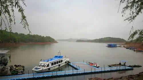 写美篇中午到了庐山西海景区,顿时狂风暴雨,环湖游的欲望被暴雨浇灭